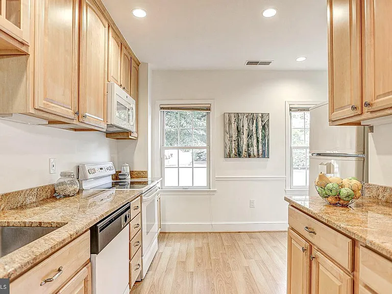 3251 Sutton Pl NW #B — Photo 17