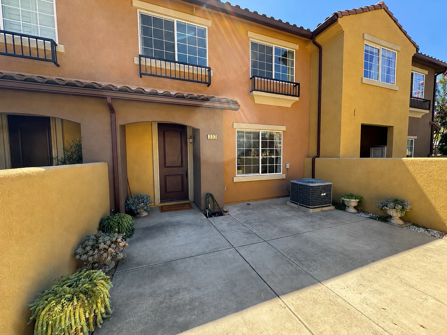 Beautiful Westlake Highlands Townhome with Private Courtyard — Photo 2