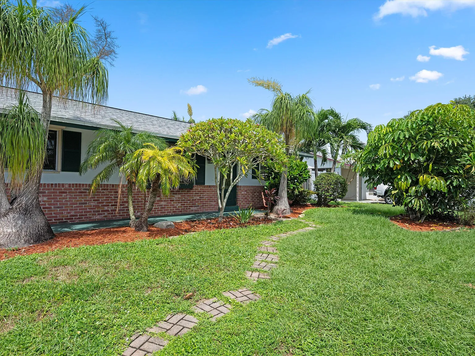 3 bed, 2.0 bath, 1702 sqft, $4,200 — Photo 3