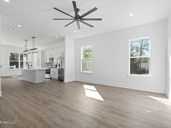 4th image of 564 Royal Oak Dr