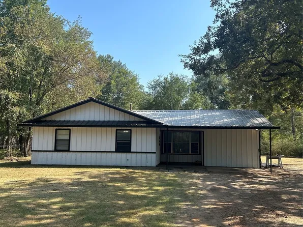 111 Circle Dr, Bogata, TX 75417
