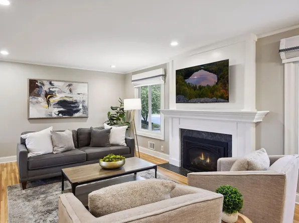 18000 Highland Ave, Deephaven, MN 55391