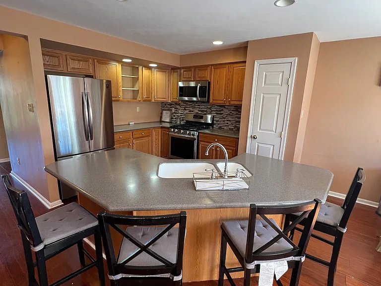 303 Victoria Way — Photo 11