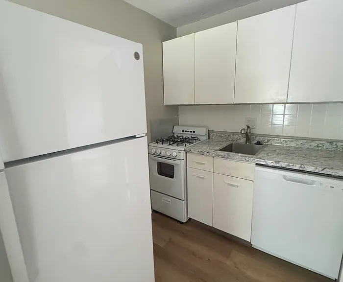 160 N Sylvan Ave #10 — Photo 5