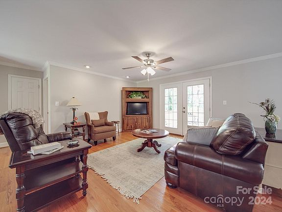 5th image of 606 W Queens Dr