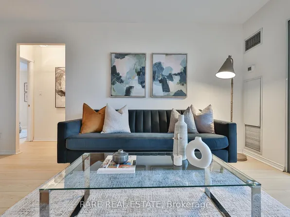 135 Hillcrest Ave #812, Mississauga, ON L5B 4B1