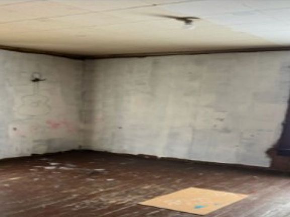 3rd image of 183 E Mark St