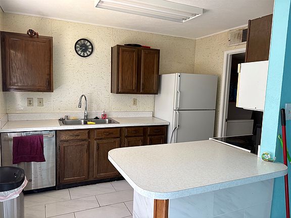 3rd image of 537 E Bethany Dr