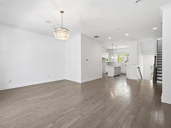 4th image of 509 Mirrormont Dr SE