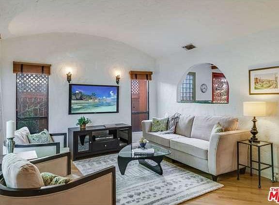3rd image of 7164 Willoughby Ave