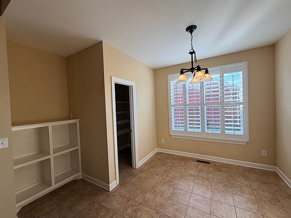 5th image of 3093 Oxford Dr