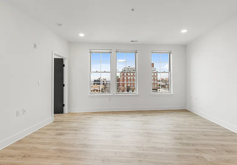 943 Washington Ave #303 — Photo 6