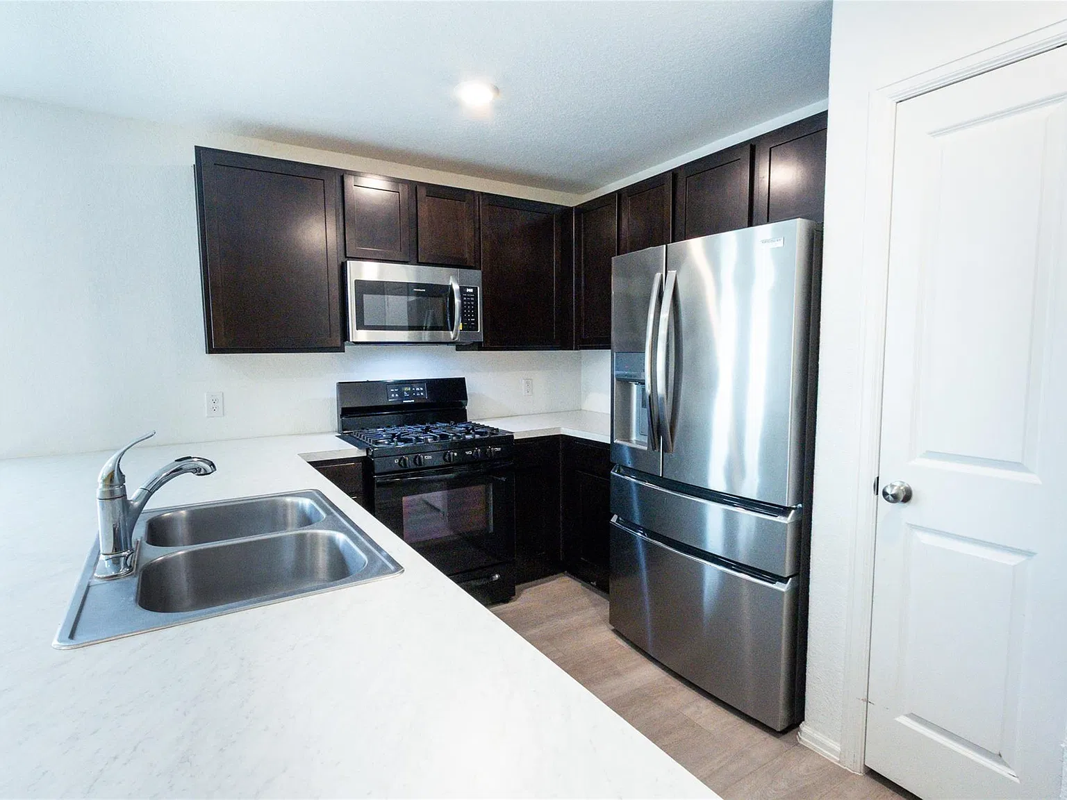 3 bed, 2.0 bath, 1380 sqft, $2,000 — Photo 3