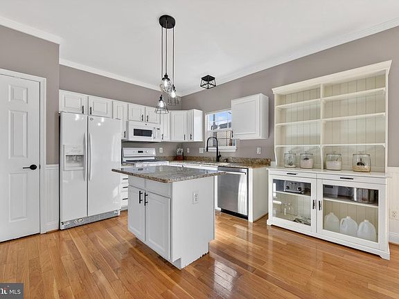 3rd image of 539 Tuliptree Sq NE