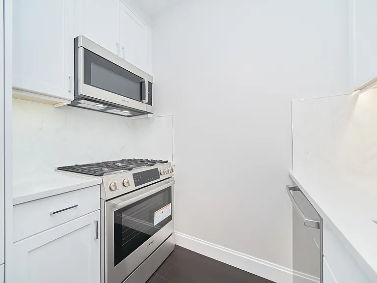 160 Riverside Blvd #18F — Photo 7