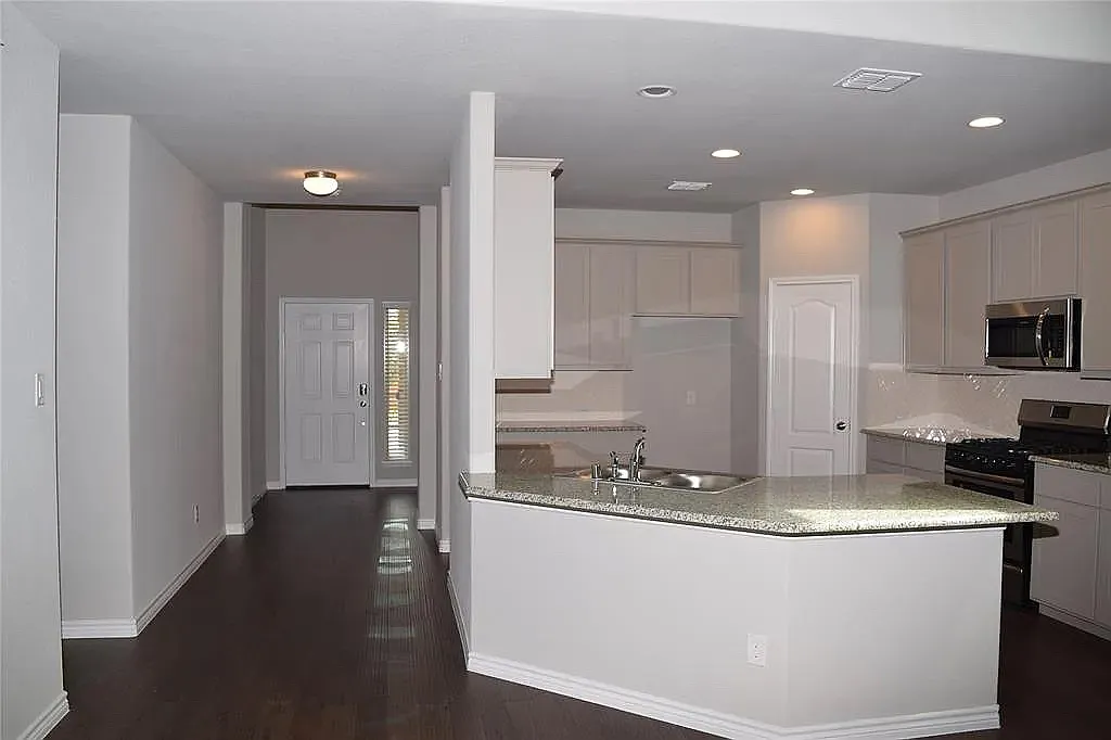 4 bed, 2.5 bath, 3282 sqft, $3,150 — Photo 3