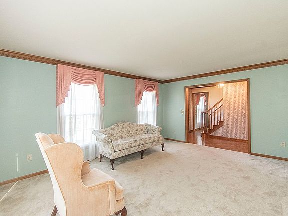 5th image of 40 Diamond Ave