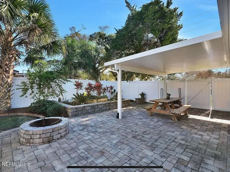 805 Plaza — Photo 15