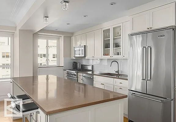 5th image of 200 E 66th St APT A1906