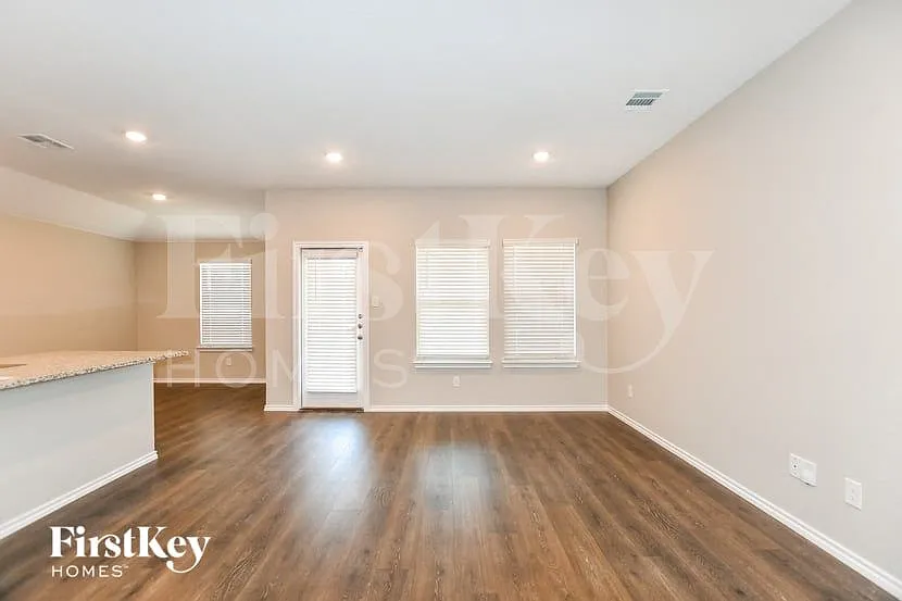 3 bed, 2.0 bath, 1552 sqft, $2,130 — Photo 3