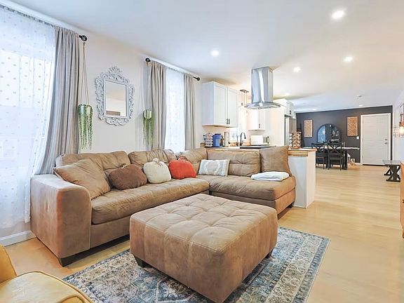2nd image of 15 Manhattan St #1