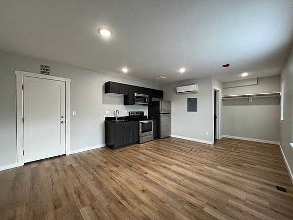 4th image of 729 W Center St #209
