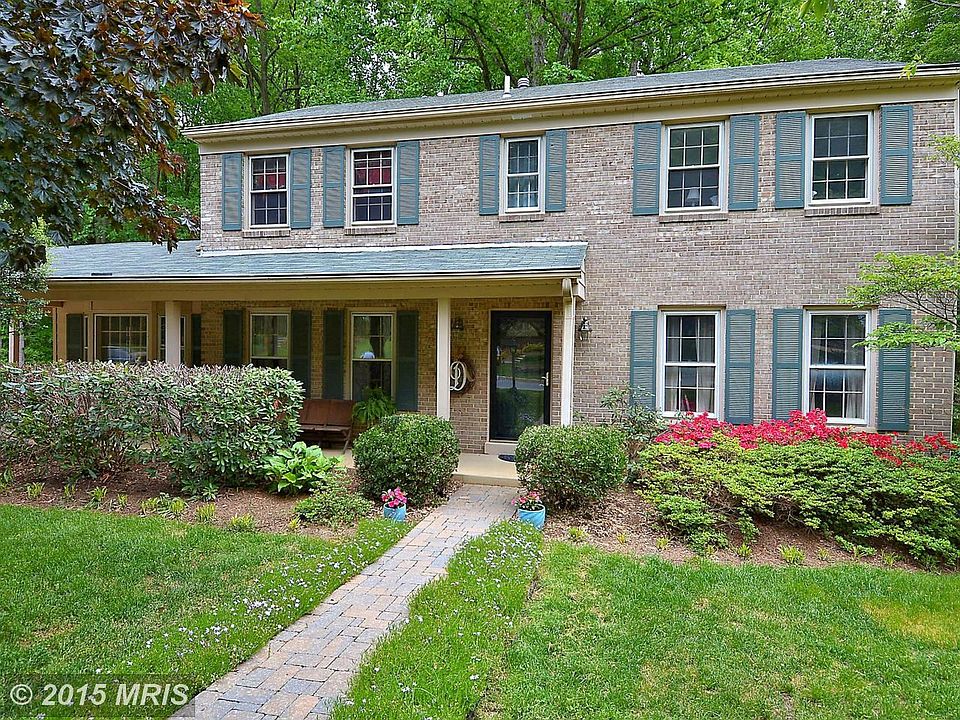 Beautiful colonial w/new front storm door!