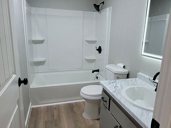 3rd image of 580 Manor Way