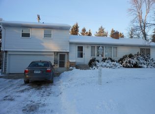 725 Robinwood Ln, Hopkins, MN 55305