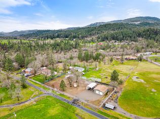 40 Drake Rd, Shady Cove, OR 97539