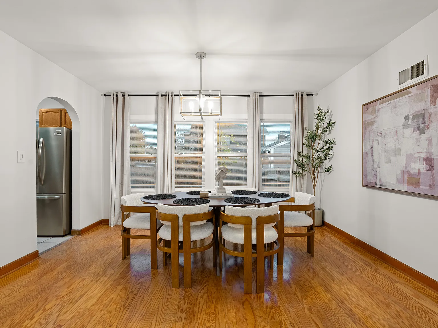 3 bed, 1374 sqft, $7,700 — Photo 3