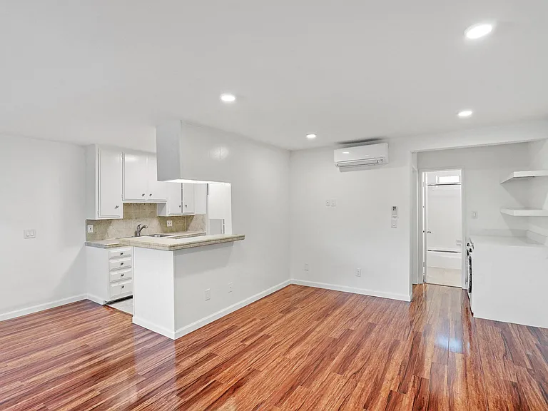 Open-Concept Kitchen & Dining Areas with Vinyl Flooring