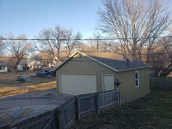 5th image of 217 NE Eastridge St