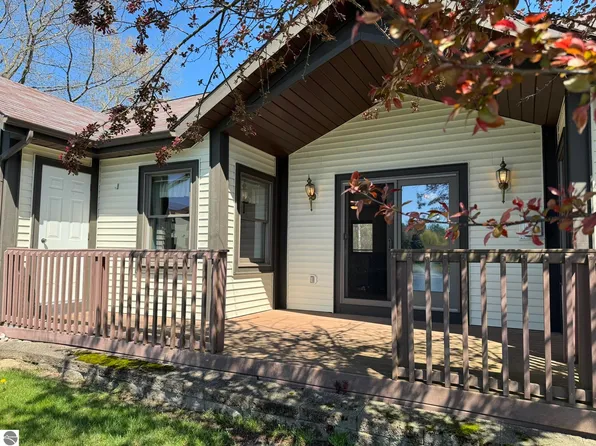305 Wildwood Dr #305, Cadillac, MI 49601