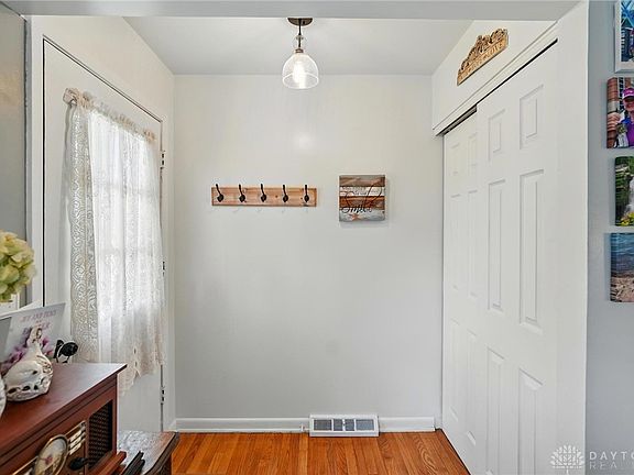 5th image of 927 Elm St
