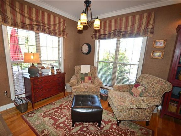 5th image of 981 Village Green Dr