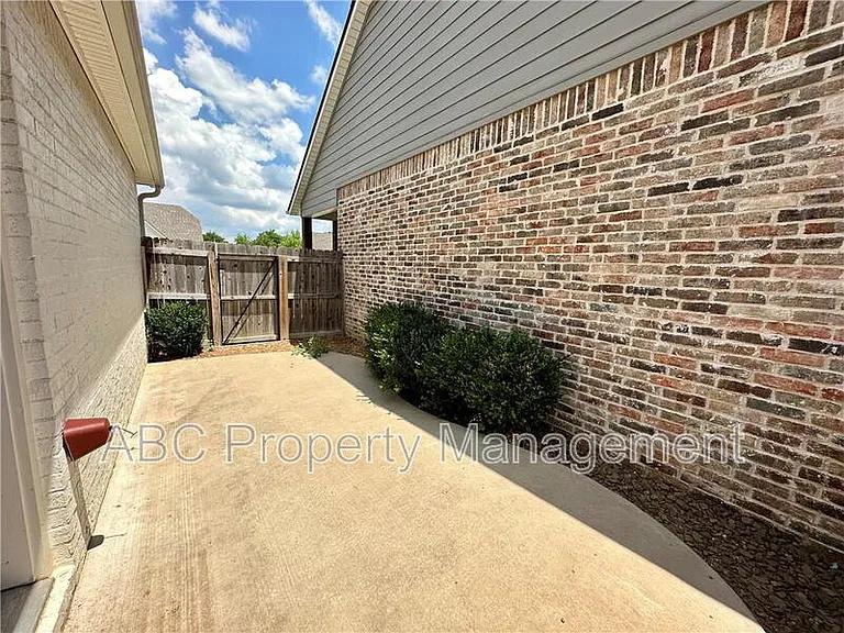 3819 W Maclura Way — Photo 17