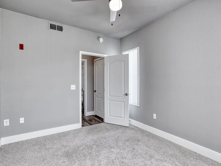 Oxford Apartments — Photo 31