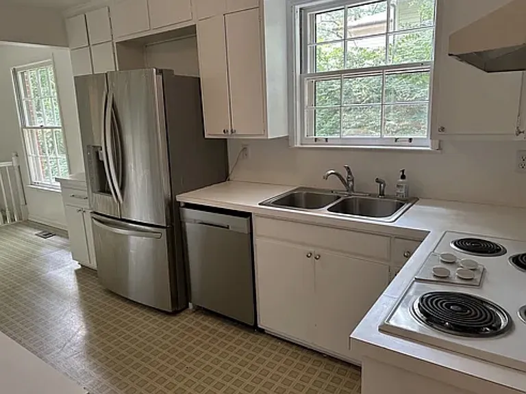 620 Royal Oaks Pl — Photo 2