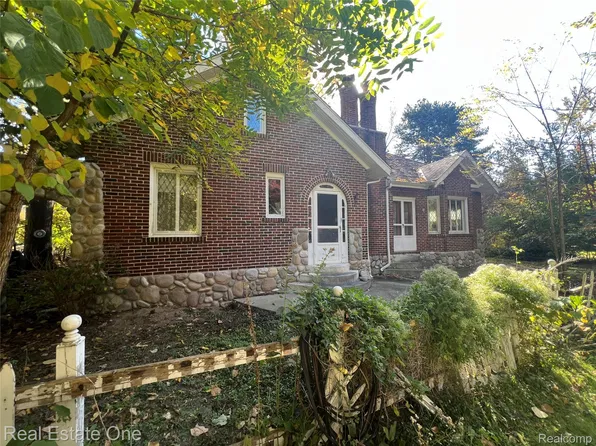 2334 Silver Lake Rd, Waterford, MI 48328