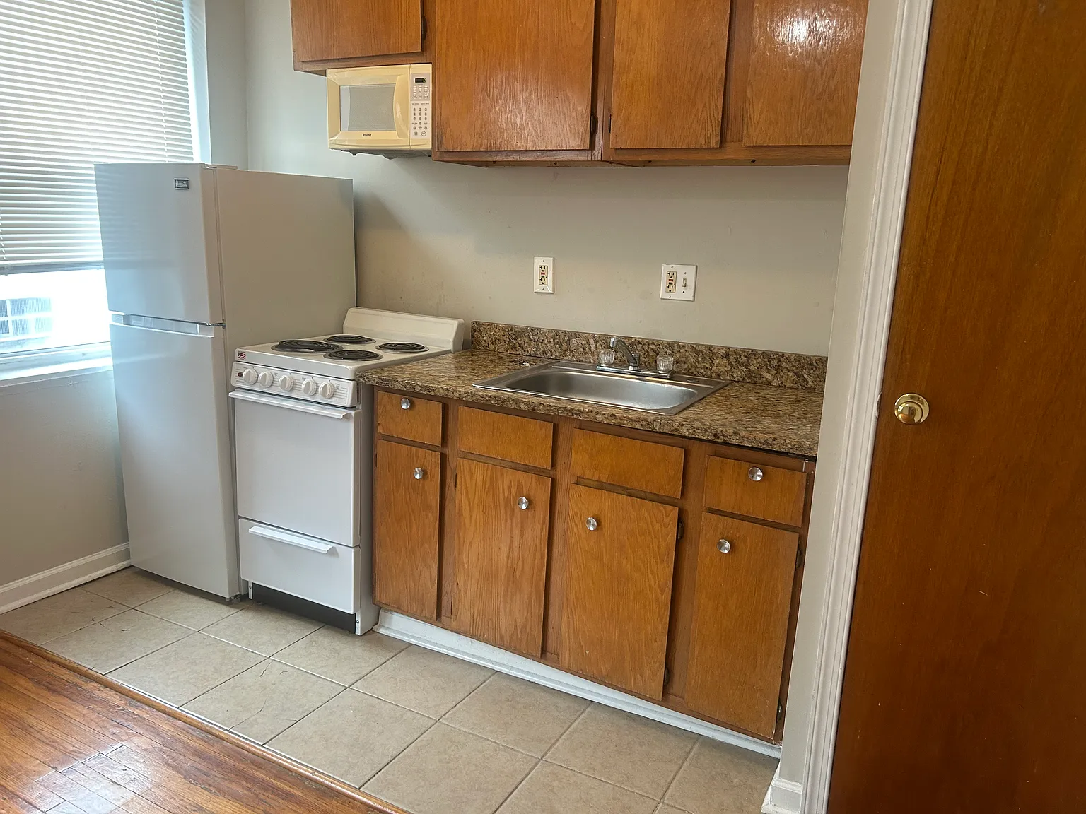 Studio, $890 — Photo 2