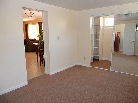 Master Bedroom w/Large Walk-In Closet