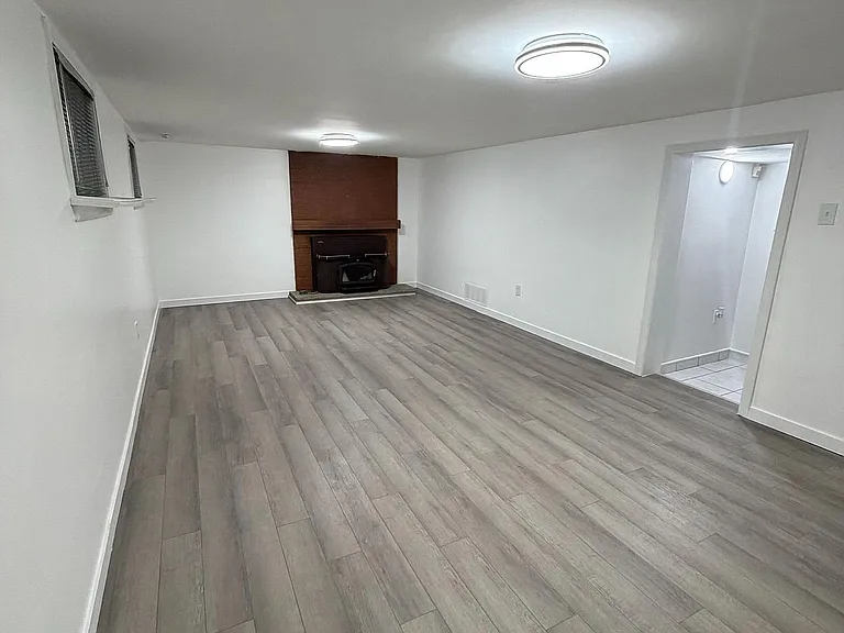 43 Commons Dr #LOWER — Photo 2