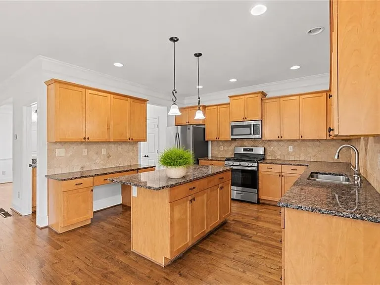 1410 Eastland Rd — Photo 9
