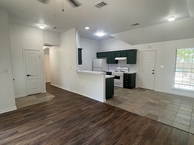 1808 Pearce Ct — Photo 6