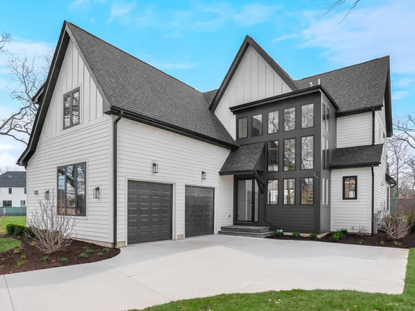 390 Forest Edge Dr, Glencoe, IL 60022