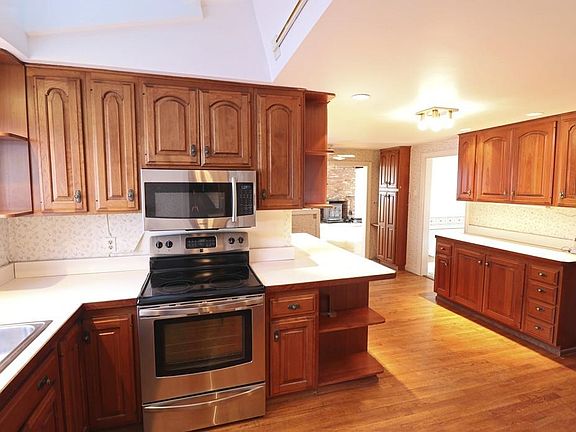 3rd image of 75 Greenwood Ln