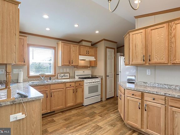 5th image of 31 Linda Ln