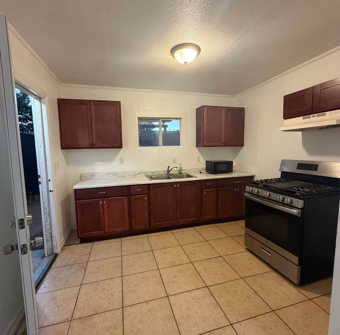 2 bed, 650 sqft, $1,800 — Photo 2