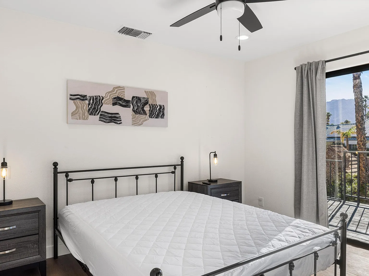 4 bed, 4.0 bath, 2700 sqft, $957 — Photo 2